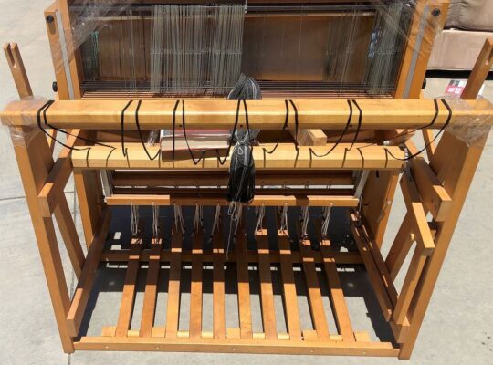 Schacht 8 SHAFT FLOOR LOOM and associated weaving
