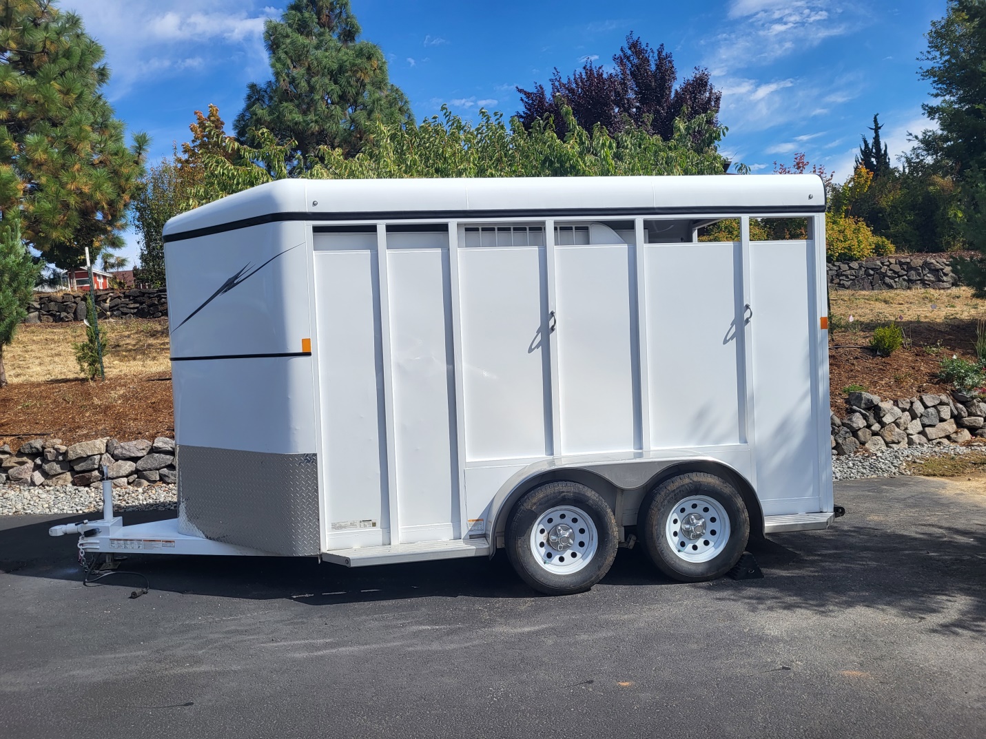2 horse slant trailer excellent condition