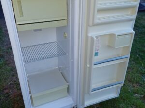 Nice Whirlpool fridge. Clean, medium, ideal kegera