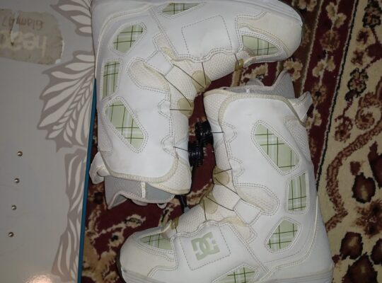 NEW DC women’s snowboard, boots. Size 9.5, BOA 2!