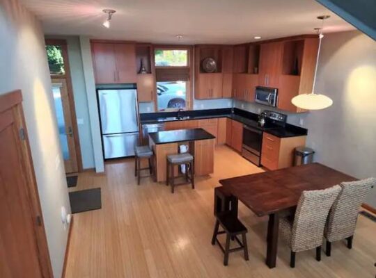 3 Bedroom Townhouse 35 Miles from Mt. Hood Meadows