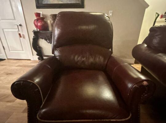 Full grain leather RECLINER, burgundy.