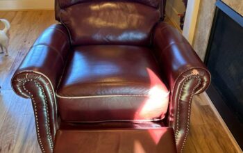 Full grain leather RECLINER, burgundy.