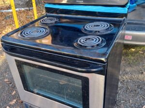 Nice Frigidaire stove/oven 30″ stainless steel.