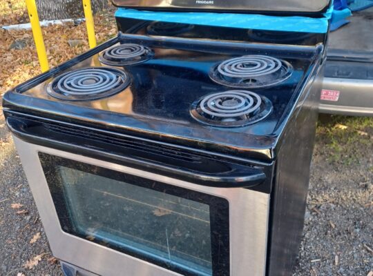 Nice Frigidaire stove/oven 30″ stainless steel.