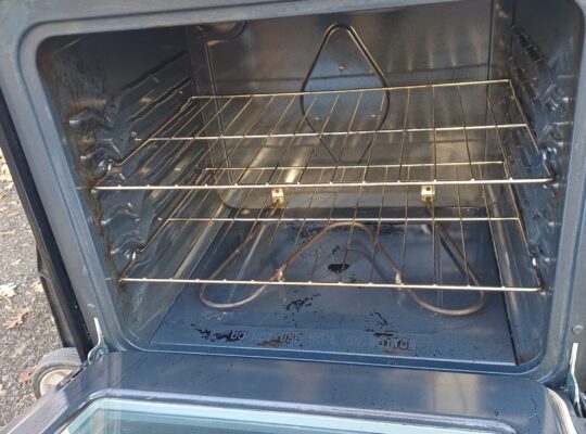 Nice Frigidaire stove/oven 30″ stainless steel.