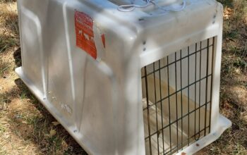 Large dog crate/kennel. 30″. Secure. Good conditio