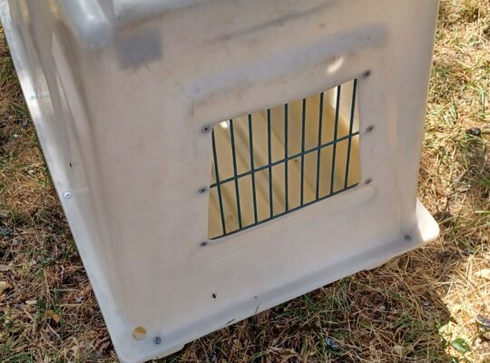 Large dog crate/kennel. 30″. Secure. Good conditio