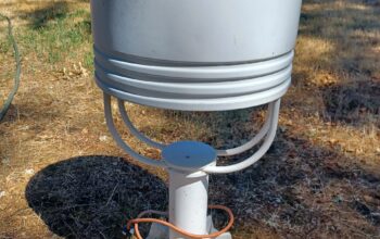 Large high-pressure sodium lamp/light. Heavy-duty!