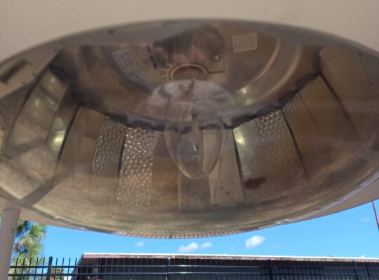 Large high-pressure sodium lamp/light. Heavy-duty!