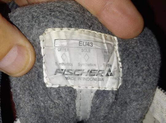 Women’s 9.5 NNN Fischer boots, 180cm Atomic xcskis