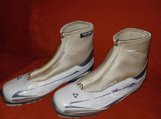 Women’s 9.5 NNN Fischer boots, 180cm Atomic xcskis