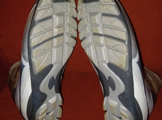 Women’s 9.5 NNN Fischer boots, 180cm Atomic xcskis