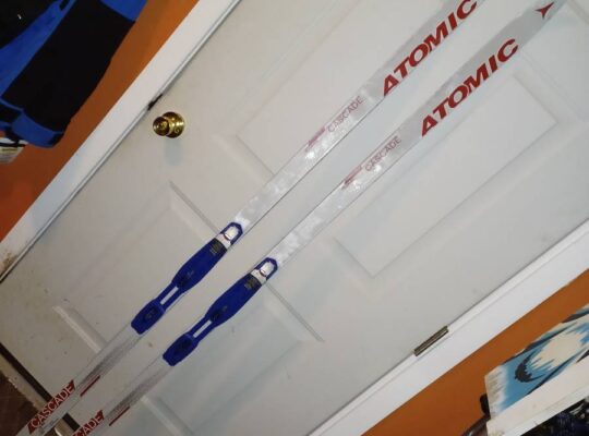 Women’s 9.5 NNN Fischer boots, 180cm Atomic xcskis